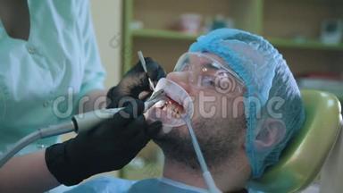医生和病人在牙科办公室使用唇部扩张器，用口腔刷抛光